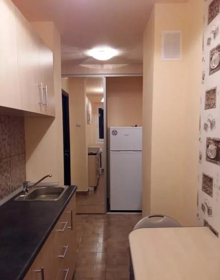 Apartament cu 2 camere decomandat, mobilat în P-ța Victoriei