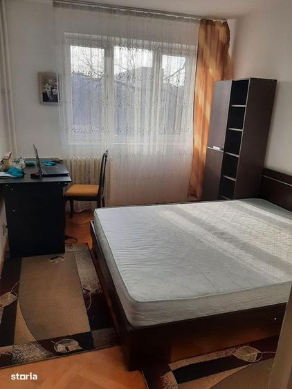Apartament cu 3 camere semidecomandat în Drumul Taberei