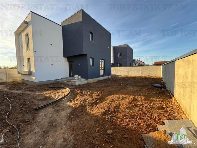 Casă individuală cu 4 camere cu Canalizare în Malu Mare