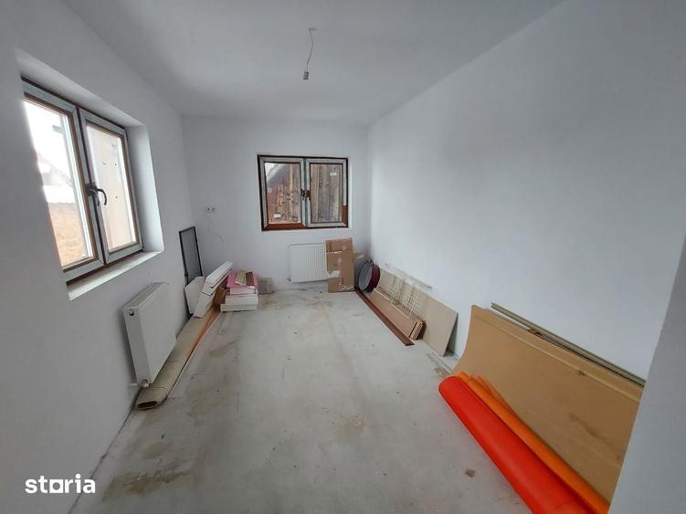 Casă cu 4 camere decomandat cu Teren 710 Mp în Poplaca