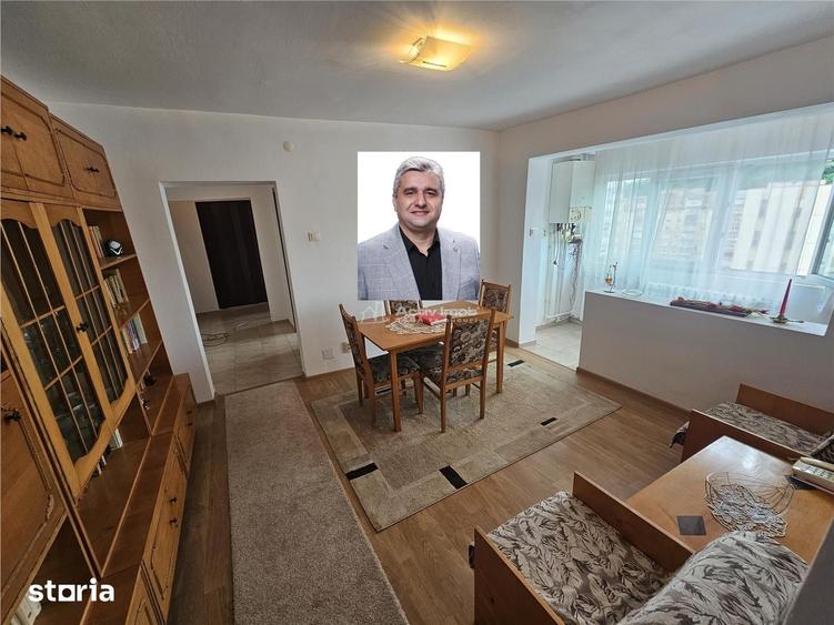 Apartament cu 3 camere semidecomandat în Central