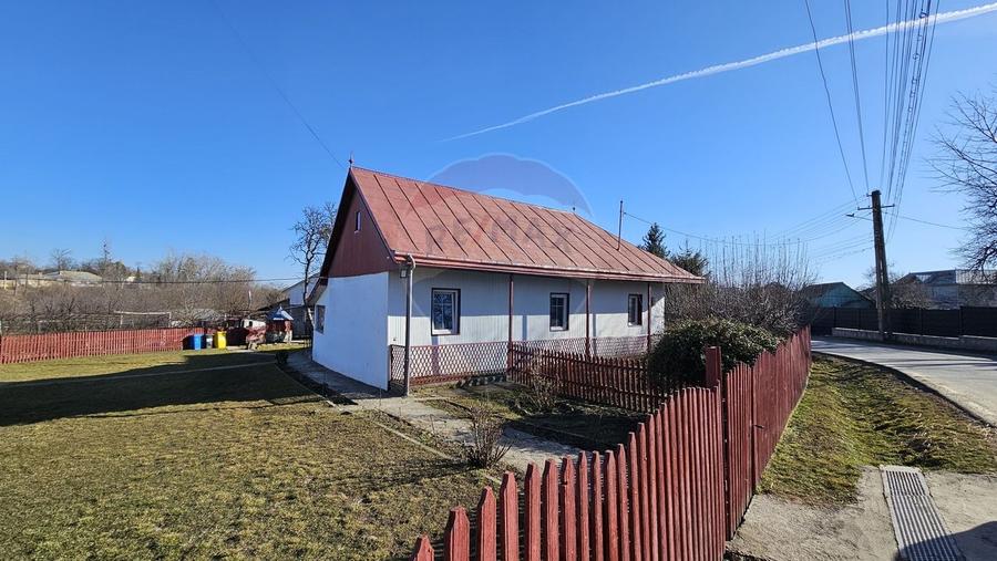 Casă cu 3 camere cu Teren 4900 Mp în Central