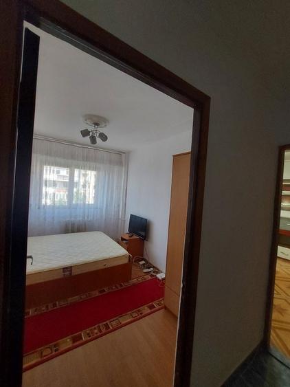 Apartament cu 3 camere semidecomandat, mobilat în Drumul Taberei
