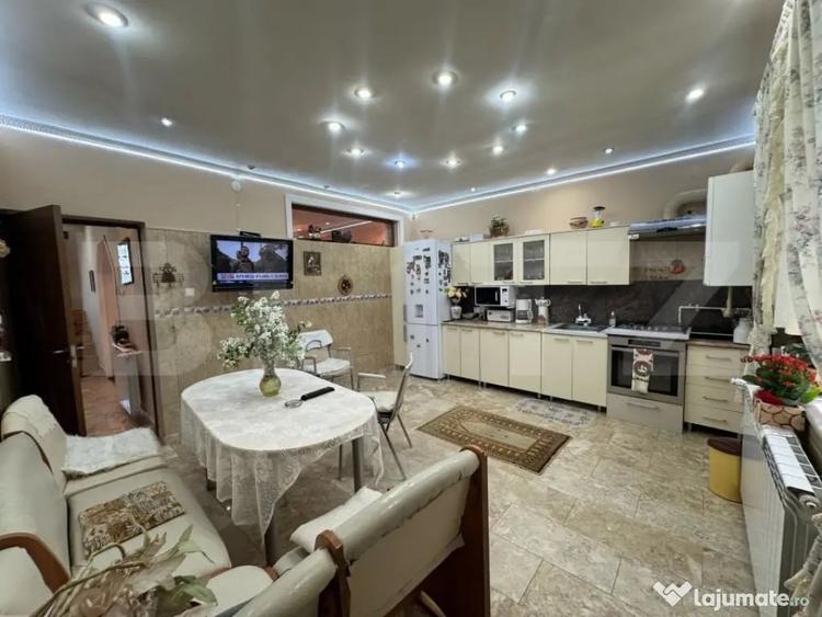 Casă cu 9 camere cu Teren 303 Mp în Central