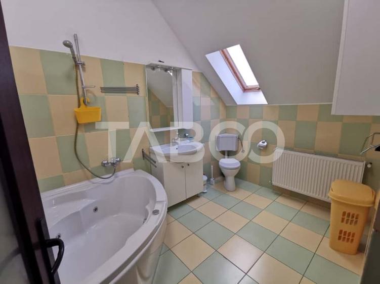 Apartament cu 3 camere semidecomandat, mobilat în Central