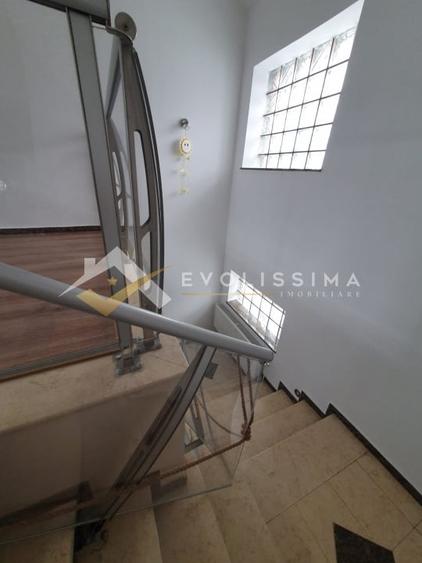 Casă individuală cu 8 camere cu Canalizare în Calea București