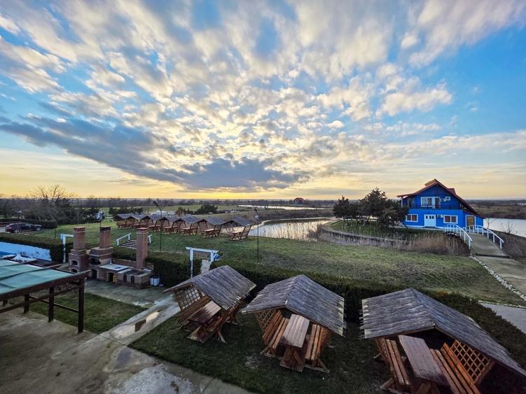 Casă individuală cu 40 camere cu Teren 347644 Mp în Istria