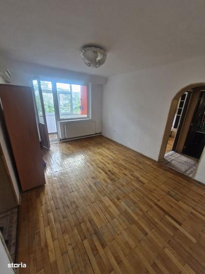 Apartament cu 2 camere semidecomandat în Craiovei