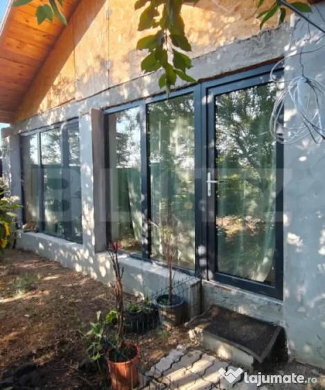Casă cu 2 camere cu Teren 1300 Mp în Brezoaia