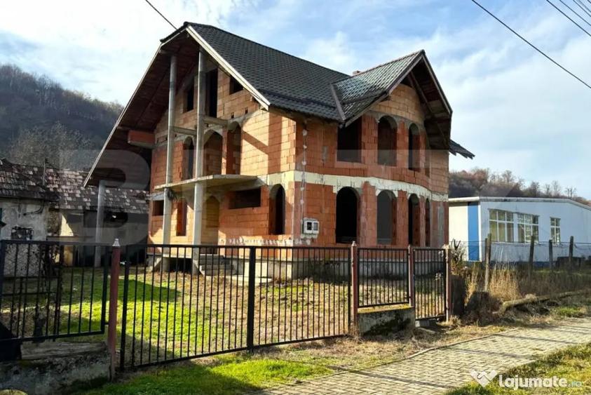 Casă cu 5 camere cu Teren 1900 Mp în Arcalia