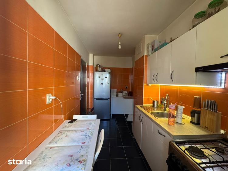 Apartament cu 3 camere semidecomandat în Victoriei