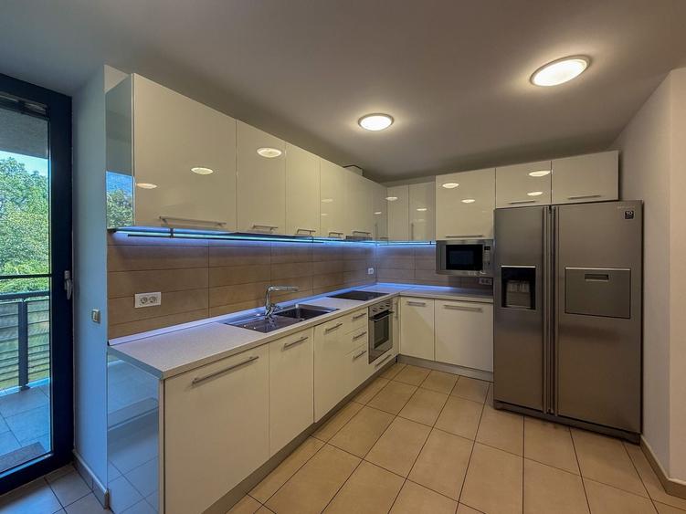Apartament cu 3 camere semidecomandat, mobilat în Primăverii
