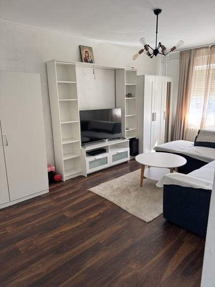 Apartament cu 3 camere semidecomandat în Decebal
