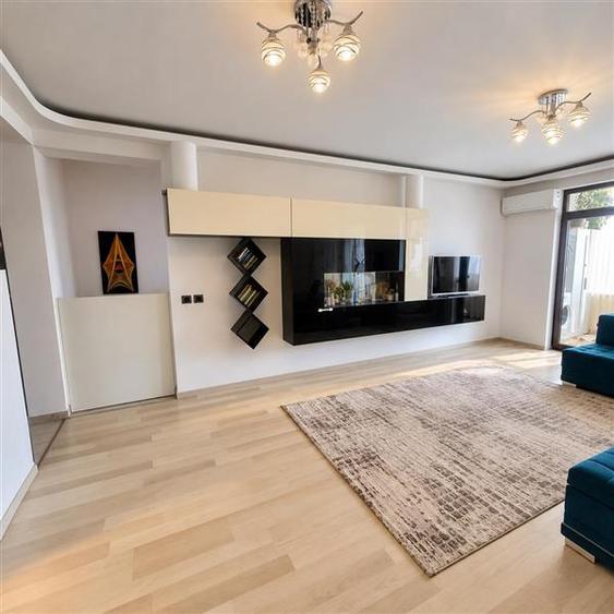 Apartament cu 2 camere decomandat, mobilat în Tractorul