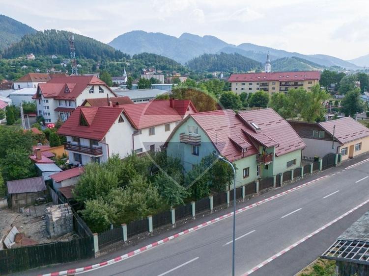 Casă individuală cu 8 camere cu Teren 720 Mp în Central