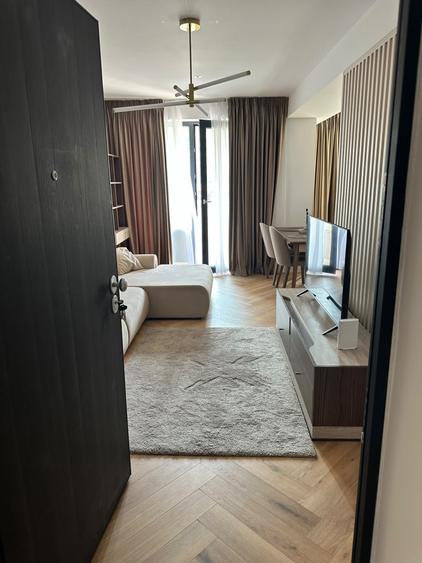 Apartament cu 3 camere semidecomandat, mobilat în Pipera