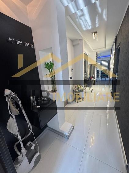 Apartament cu 3 camere semidecomandat, mobilat în Est