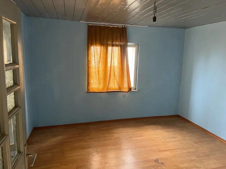 Casă cu 2 camere cu Teren 1000 Mp în Izvoru