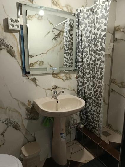 Apartament cu 3 camere semidecomandat în Tătărași
