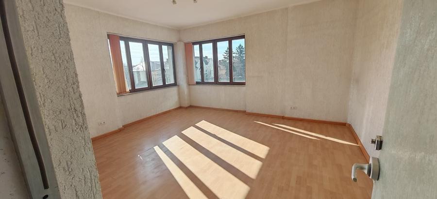 Birou, de 77 mp, în Central