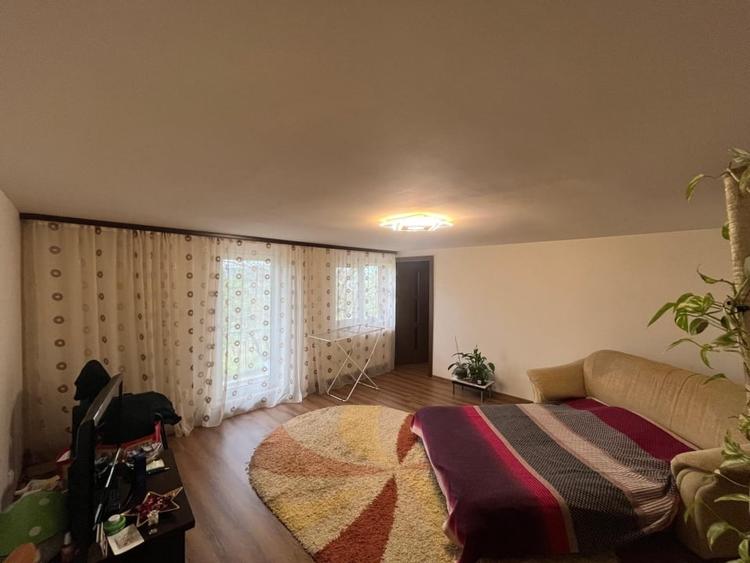 Casă individuală cu 8 camere cu Teren 2354 Mp în Malu Mare