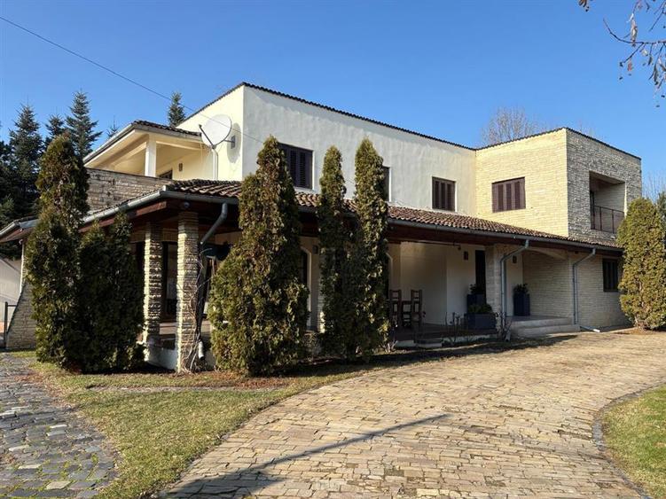 Casă individuală cu 7 camere cu Teren 1220 Mp în Pipera