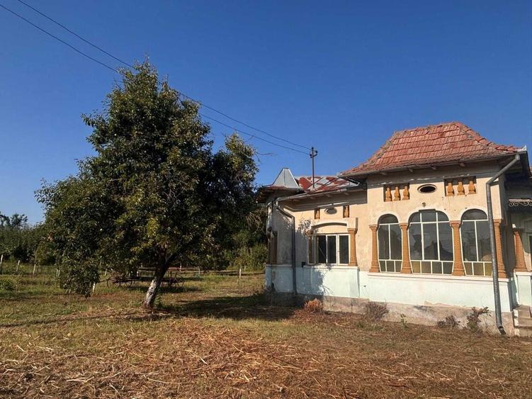 Casă cu 4 camere în Olanu