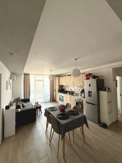 Apartament cu 3 camere semidecomandat, mobilat în Florești