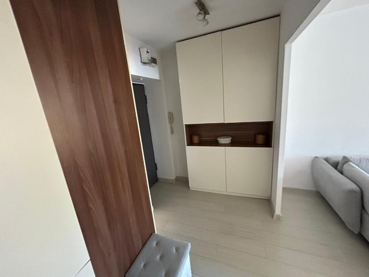 Apartament cu 3 camere semidecomandat în Tineretului