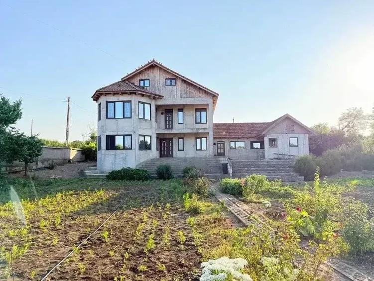 Casă cu Teren 3500 Mp în Casicea
