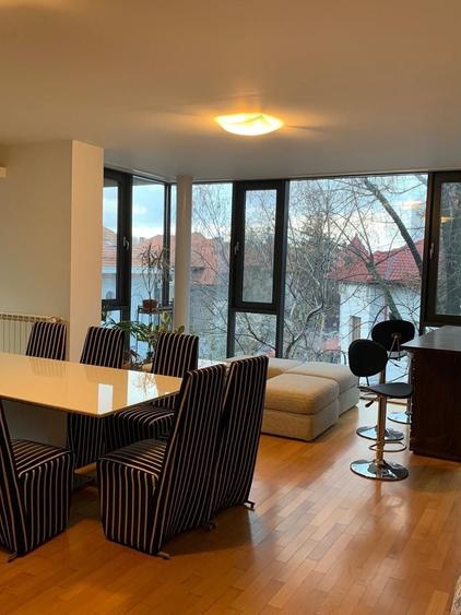 Apartament cu 5 camere decomandat în Capitale