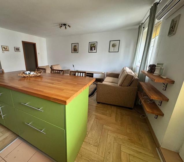 Apartament cu 3 camere semidecomandat, mobilat în Hipodrom 4