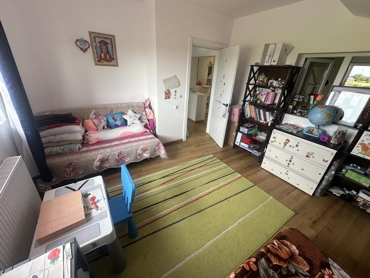 Casă individuală cu 7 camere cu Canalizare în Crevedia