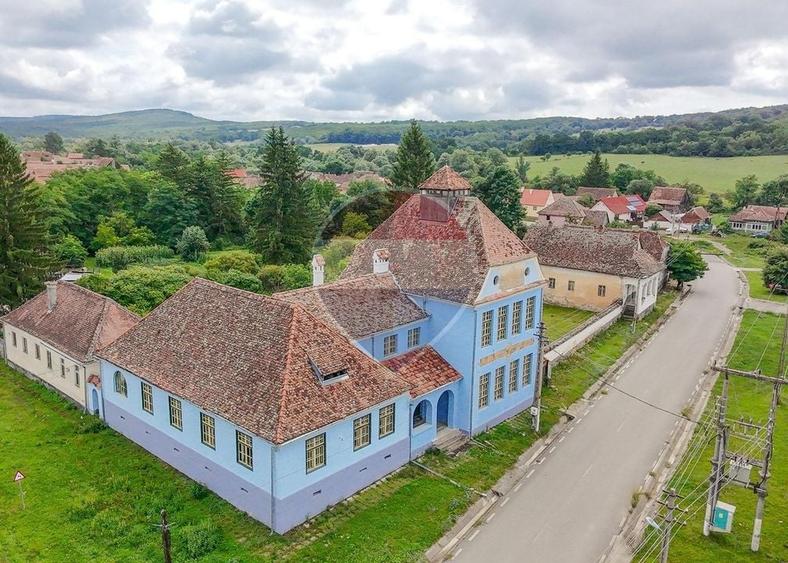 Casă individuală cu 7 camere cu Teren 1600 Mp în Bruiu