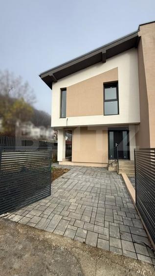 Duplex cu 4 camere cu Canalizare în Florești