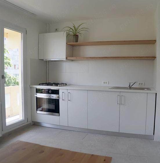 Apartament cu 3 camere semidecomandat, mobilat în Dacia