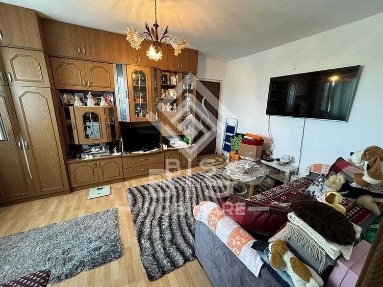 Apartament cu 3 camere semidecomandat în Decebal