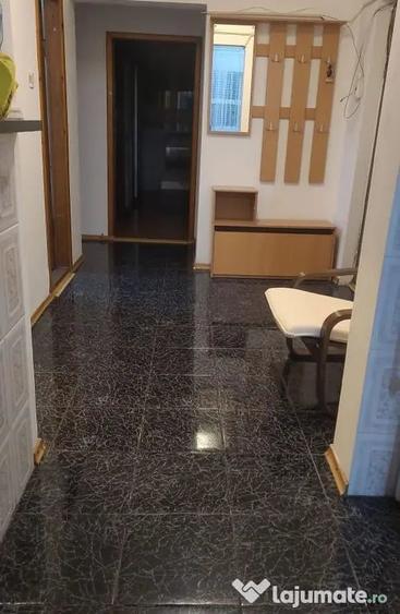 Apartament cu 3 camere decomandat în Micro 20