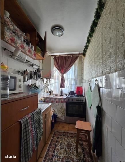 Apartament cu 3 camere semidecomandat în Albești