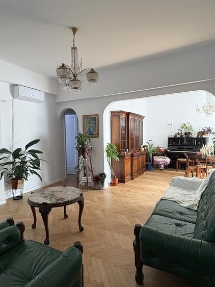 Apartament cu 4 camere decomandat în Calea Victoriei