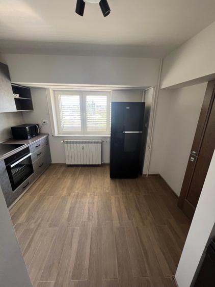 Apartament cu 4 camere semidecomandat, mobilat în P-ța Unirii