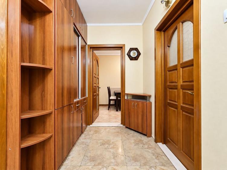 Apartament cu 4 camere decomandat, mobilat în Casa de Cultură