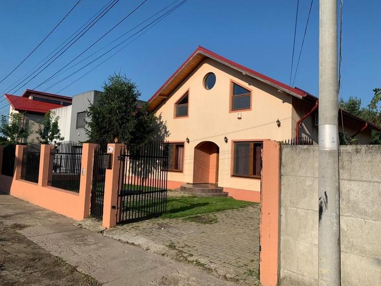 Casă cu 4 camere decomandat în Nord