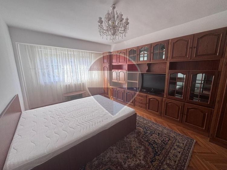 Apartament cu 3 camere decomandat, mobilat în Decebal