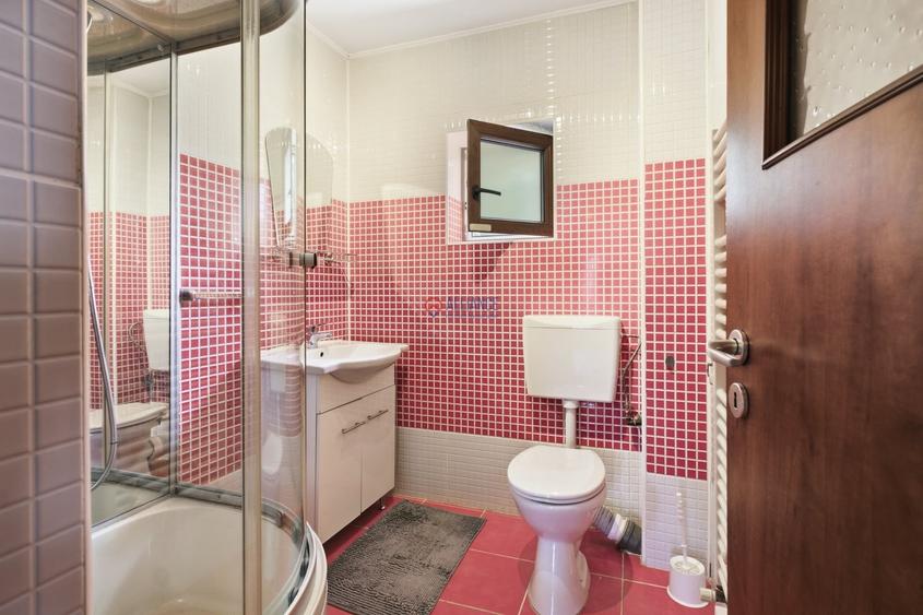 Casă cu 5 camere decomandat cu Canalizare în Palazu Mare