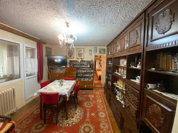 Apartament cu 3 camere semidecomandat, mobilat în Central