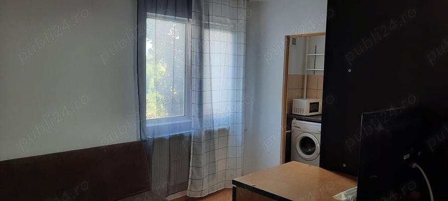 Garsonieră decomandată în Titan