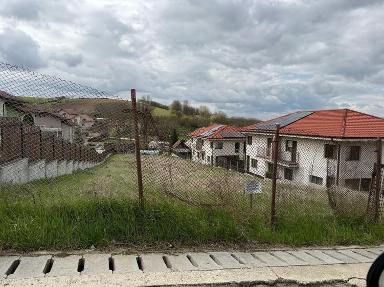 Teren Construcții intravilan de 1012 mp, în Dezmir