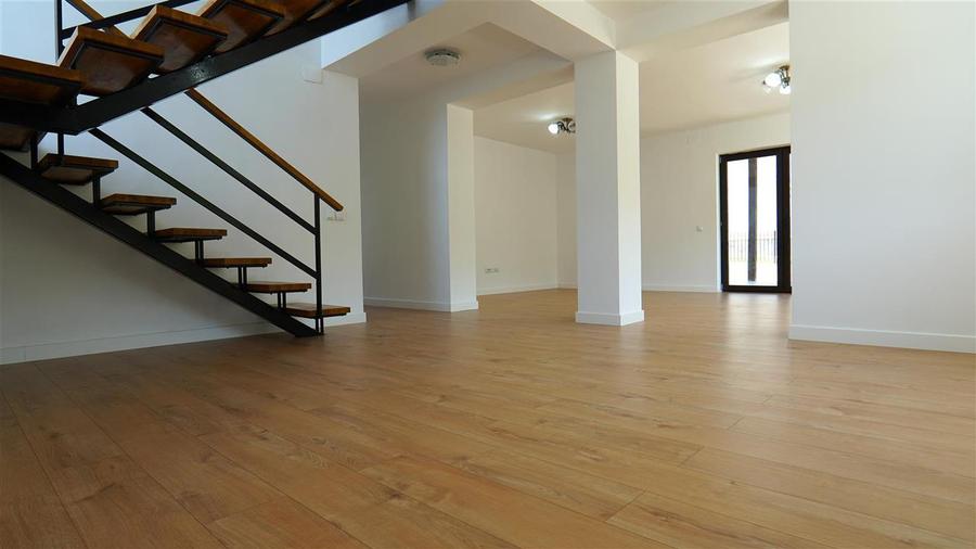 Casă cu 5 camere cu Teren 536 Mp în Exterior Nord
