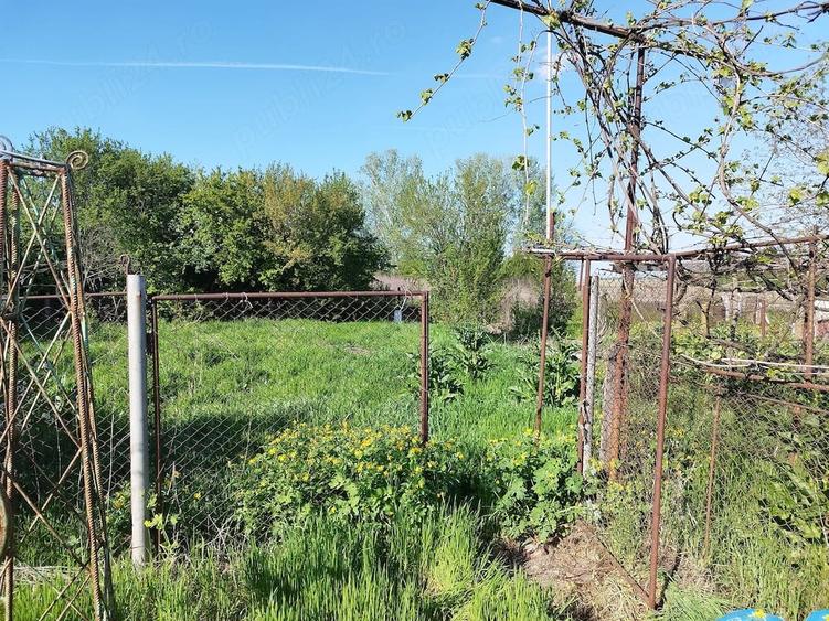Casă cu 3 camere cu Teren 3500 Mp în Slobozia